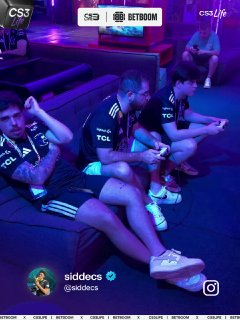 Игроки FURIA на футбольных движениях проводят время в лаундж-зоне EWC