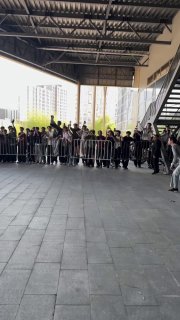 Люди прыгают через заборы и залезают друг на друга, чтобы сфоткаться с Falcons.