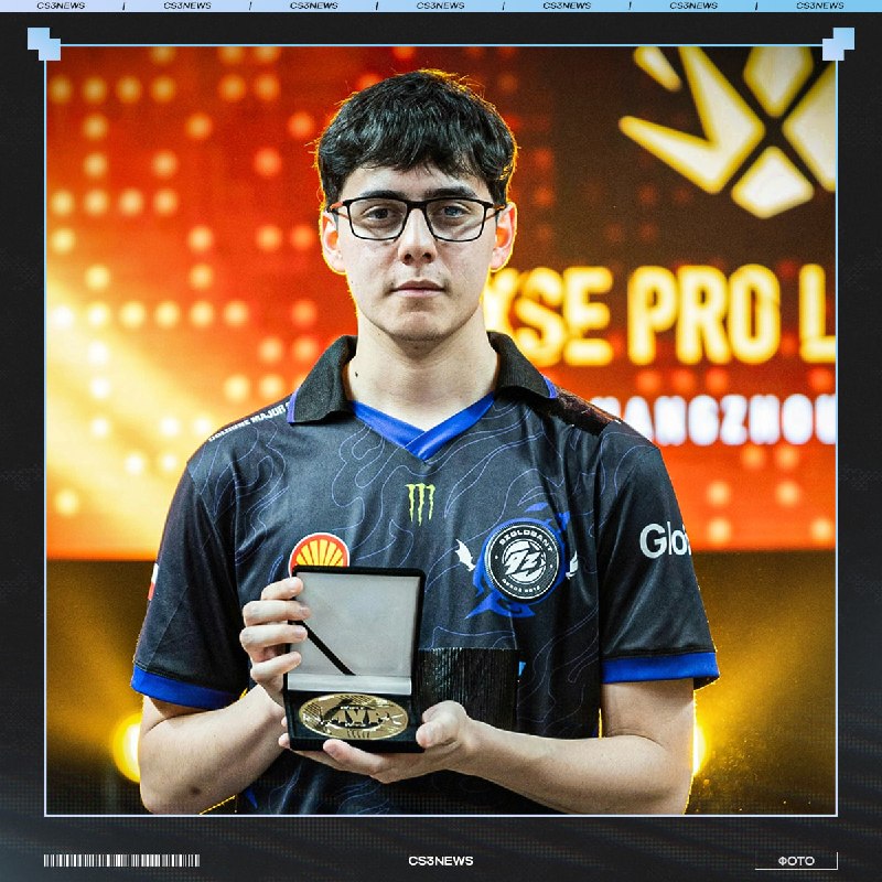 HUASOPEEK со своей заслуженной медалькой MVP