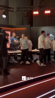 Donk и gr1ks обнялись после окончания матча.