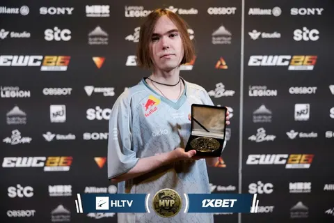 AURA HIMSELF